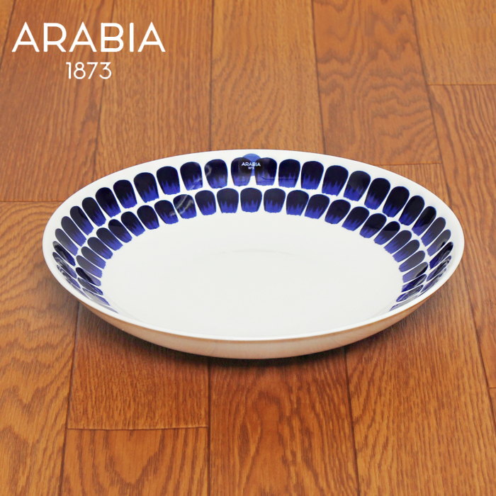 【ラッピング対象外】商品番号：79055031 高いデザイン水準と機能性に優れた、ARABIA（アラビア）から、トゥオキオ サラダ プレート フラット 24cm の登場です。深い青色が特徴的なデザイン